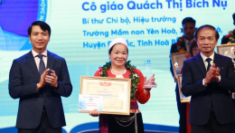 Cô hiệu trưởng gần 20 năm miệt mài chở đò đưa học sinh vượt sông đến lớp